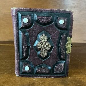 1800s Victorian Photo Album 37 CDVs Embossed Leather Brass Clasp Antique Family